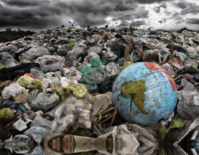 Cloud waste. Человек загрязняет природу. Загрязнение земли. Загрязнение природы мусором. Свалки на природе.