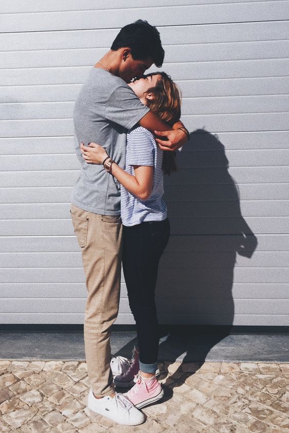 Фото на аву парень с девушкой обнимаются без лица на аву
