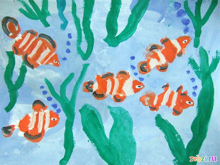 Рисования рыбки плавают в аквариуме. Рисование рыбки в подготовительной группе. Рисование рыбки в средней группе. Рисование в подготовительной группе рыбки рыбки. Аквариумные рыбки рисование в средней группе.