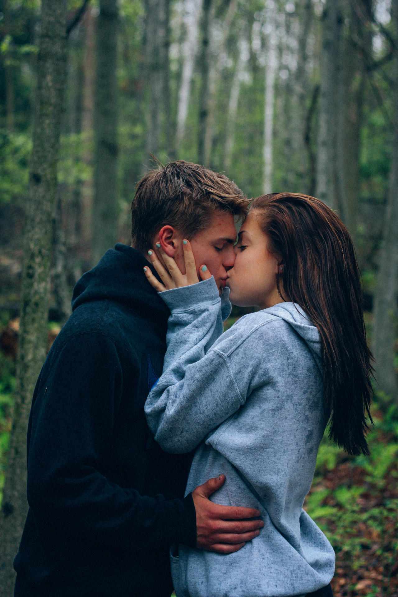 Фото где девушка и парень целуются фото
