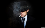 Мужчина в шляпе с сигаретой во рту
