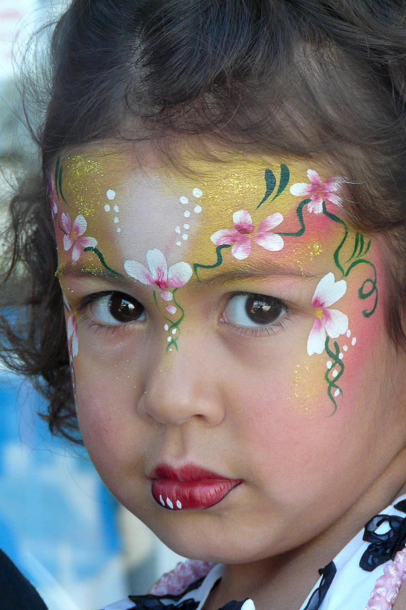 Face painting. Грим цветы для детей. Детский праздничный макияж. Роспись на лице для детей. Цветочки на лице красками.