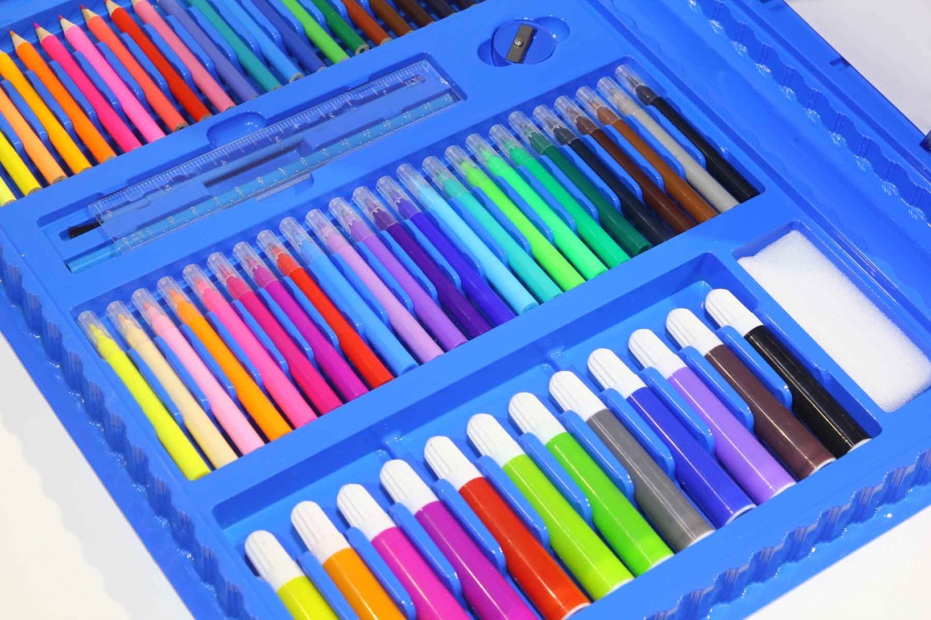 Недорогие цветные. Карандаши и фломастеры. Цветные карандаши и фломастеры. Краски карандаши фломастеры. Набор карандашей и фломастеров.
