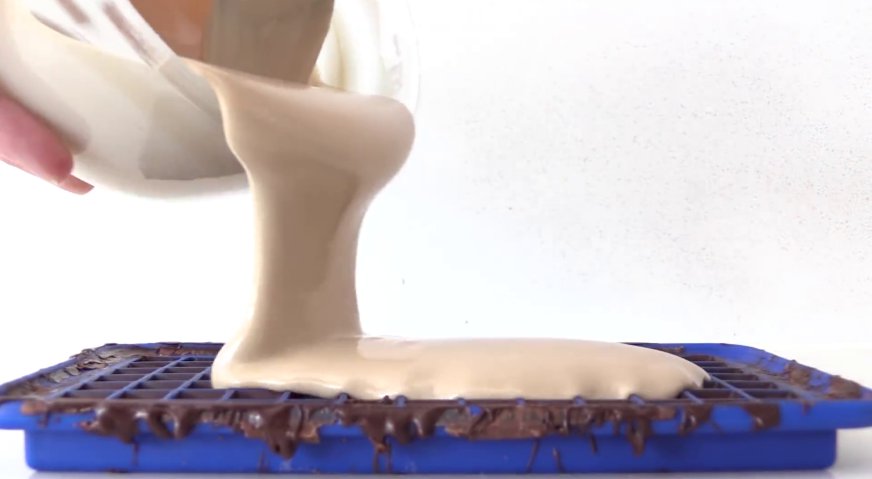 Торт майнкрафт: Заливаем бежевую массу в формочки испачканные тёмным шоколадом.
