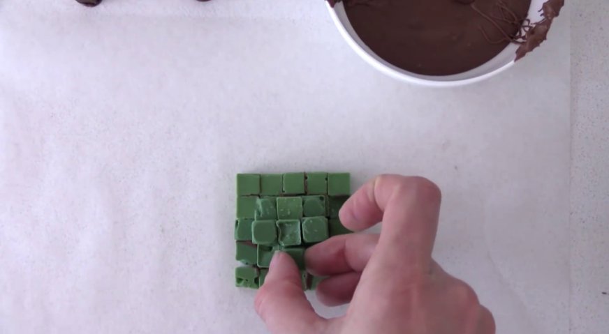 Торт майнкрафт: Таким же образом из зелёных шоколадных блоков формируем кроны деревьев.