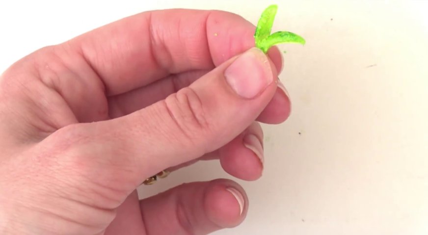 Торт майнкрафт: Желейные конфеты или мармелад разрезаем острым ножом, формируя салатные листья.