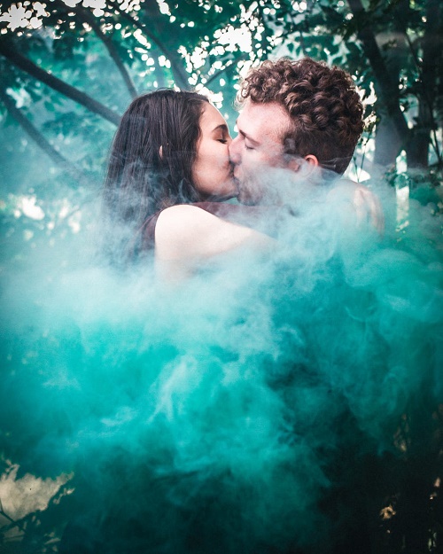 Пара целуется дым