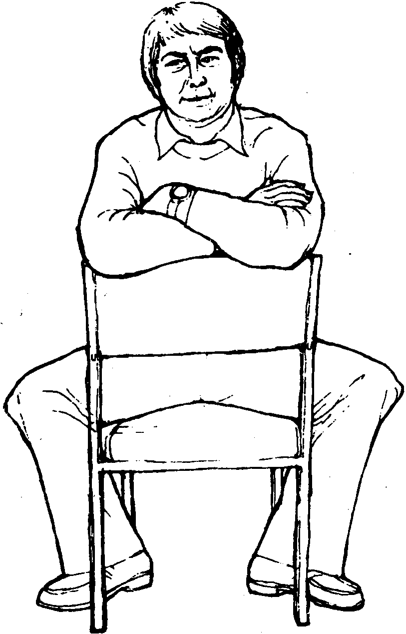 Человек сидит за столиком