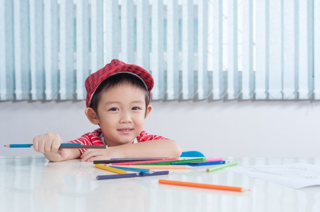 Мальчик с карандашами
