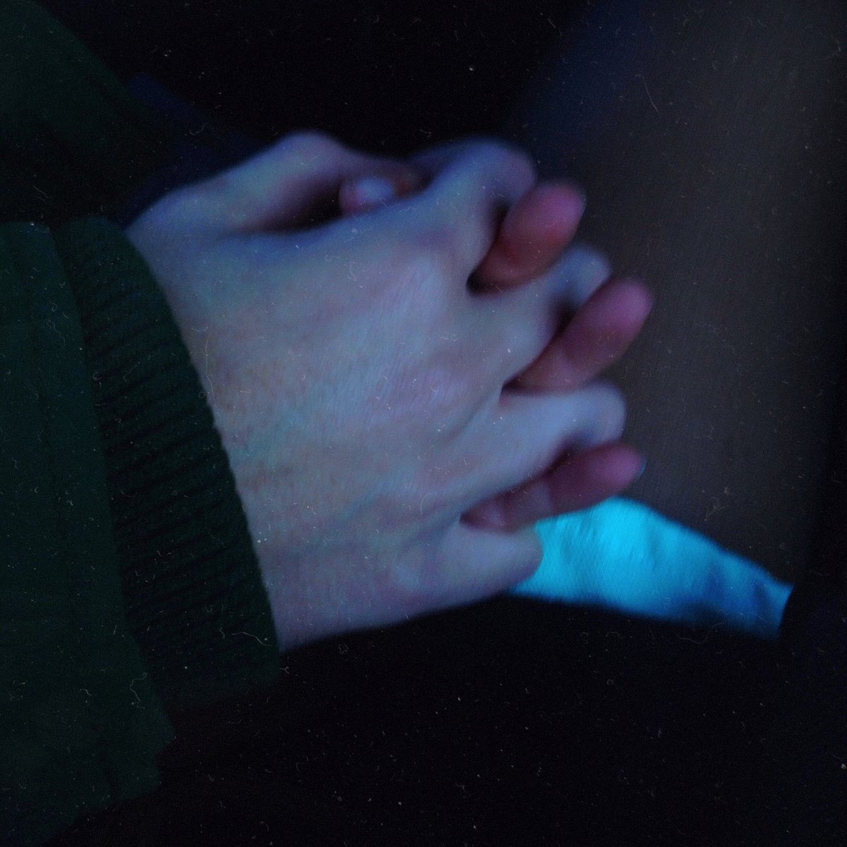 Руки пары в темноте