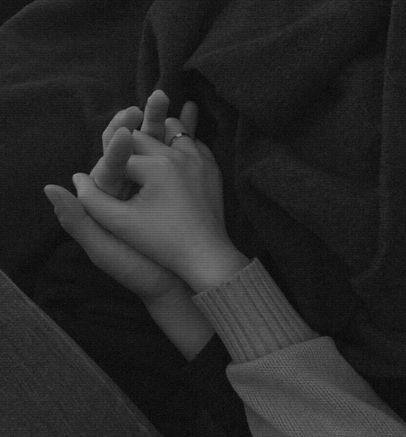 Фото держатся за руки влюбленные в темноте