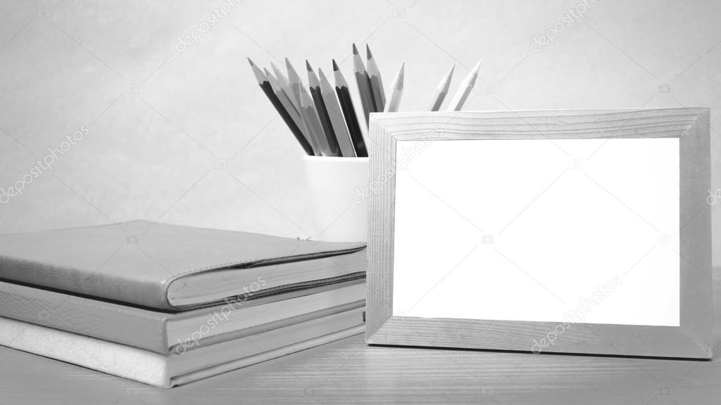 Стопка книг черно белые картинки (11)