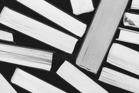 Стопка книг черно белые картинки (16)