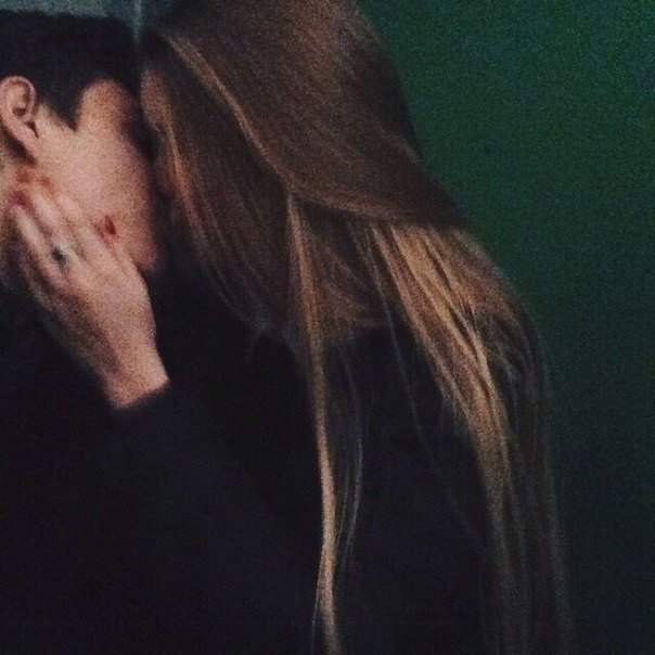 Парень с девушкой целуются фото на аву без лица008