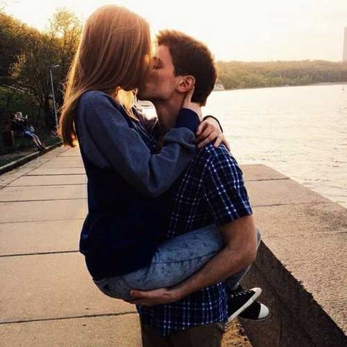 Парень с девушкой целуются фото на аву без лица010