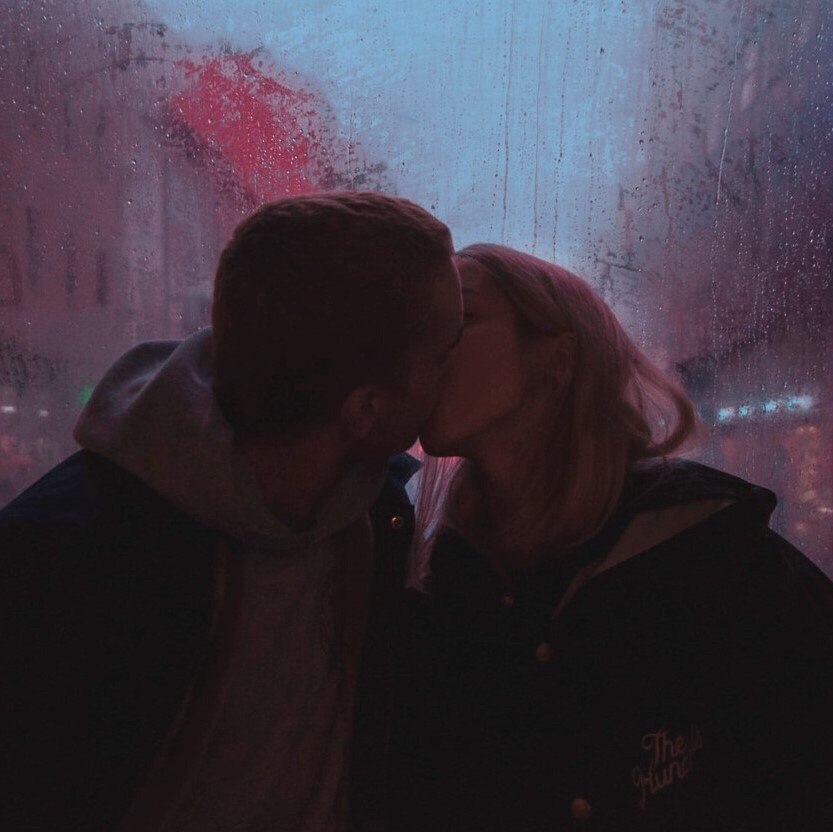 Парень с девушкой целуются фото на аву без лица013