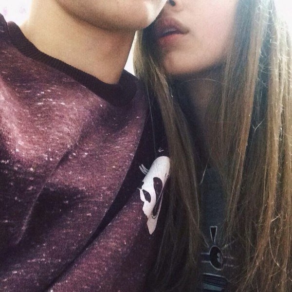 Парень с девушкой целуются фото на аву без лица019