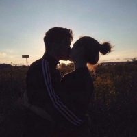 Фото девушка с парнем без лица целуются на аву012
