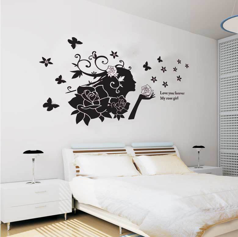 Нарисованная девушка на стене в интерьере спальни