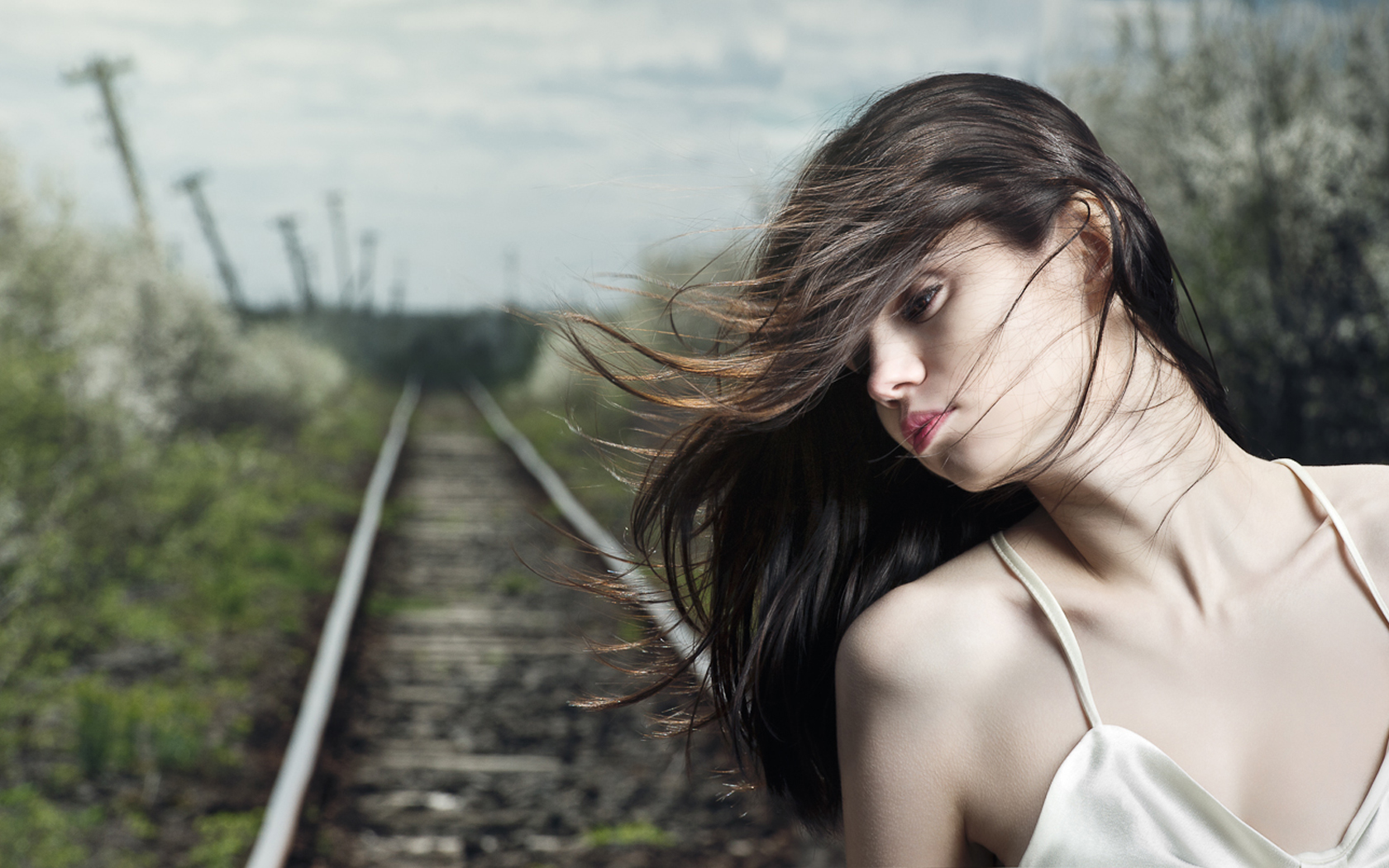 Девушка на железной дороге