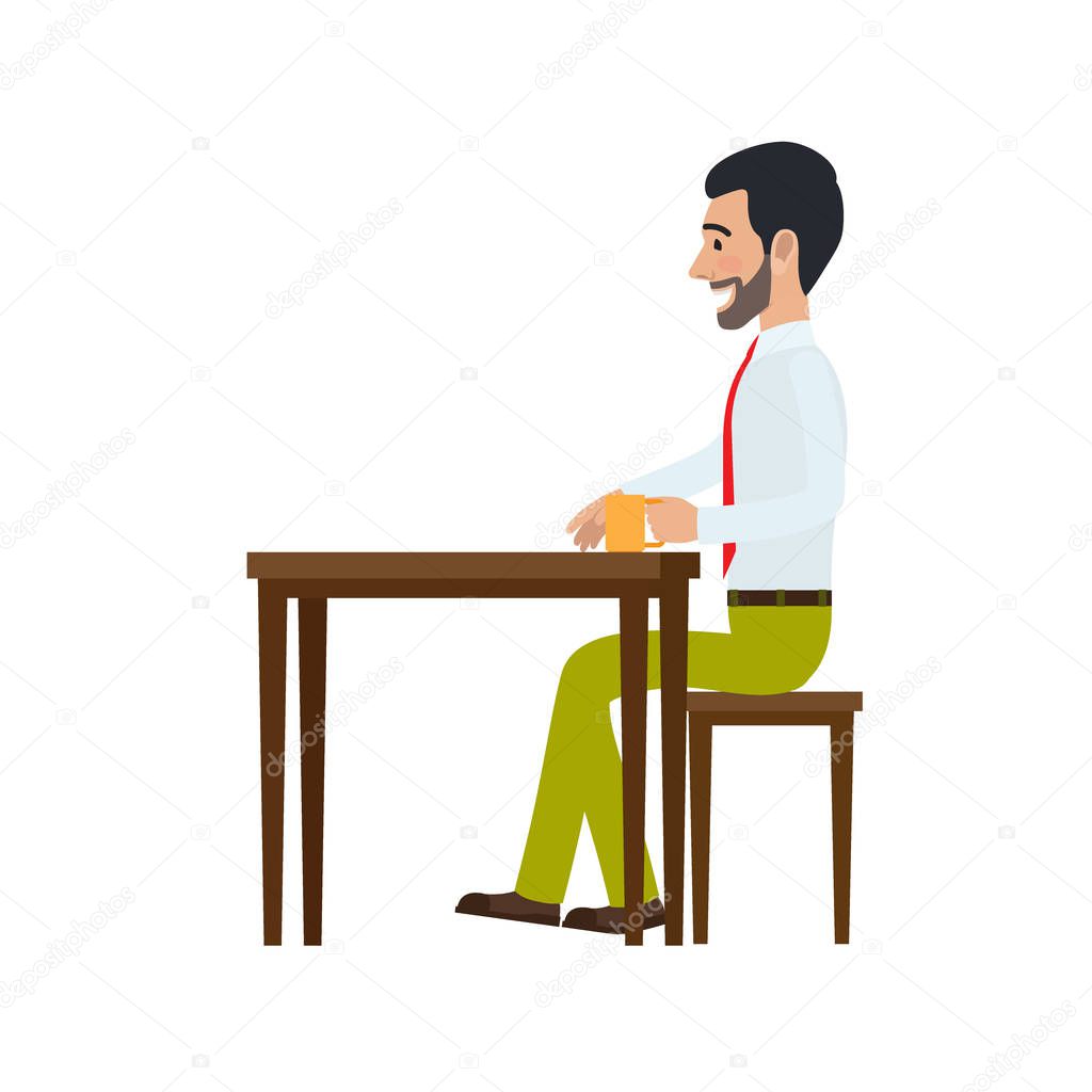 Человек сидит за столиком