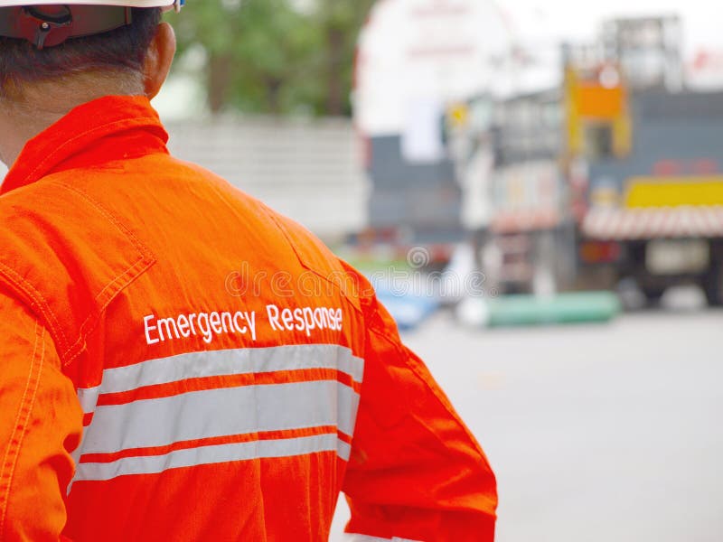 The emergency respond person at the emergency situation of accident. The emergency guy stay nearly the emergency situation of car accident stock photography The emergency respond person at the emergency situation of accident. The emergency guy stay nearly the emergency situation of car accident stock photography