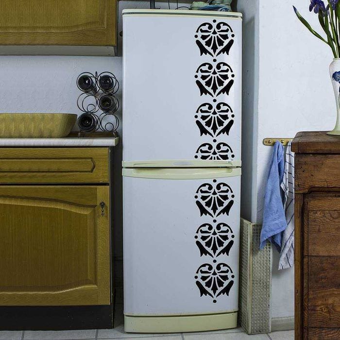 идея необычного украшения холодильника на кухне
