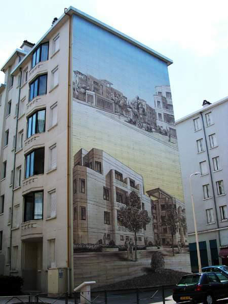 Рисунки на зданиях.